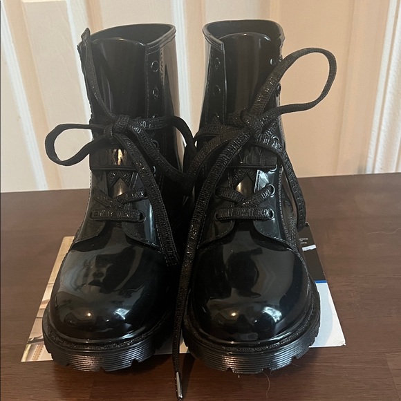 EUC DKNY Black Patent Leather Rain Lace-Up Boots Size 7 - Picture 2 of 10